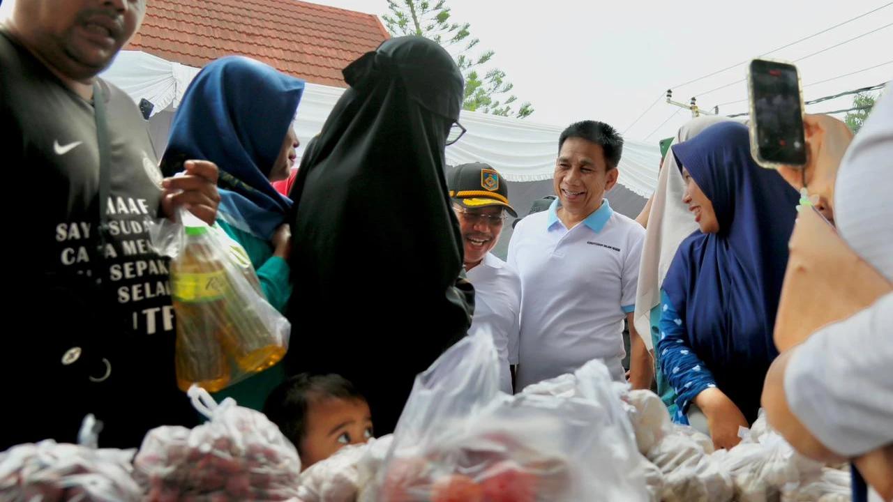 Kendalikan Inflasi, Wamendagri Akhmad Wiyagus Buka Gerakan Pangan Murah di NTB