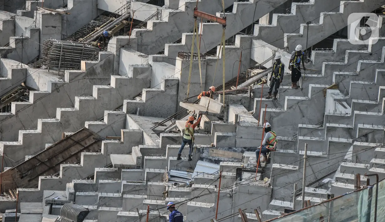 Aktivitas pekerja saat menyelesaikan proyek pembangunan Jakarta International Stadium (JIS) di Papanggo, Jakarta Utara, Selasa (2/9/2021). Stadion yang dibangun sejak 2018 itu menelan anggaran Rp 4,5 triliun. (merdeka.com/Iqbal S. Nugroho)