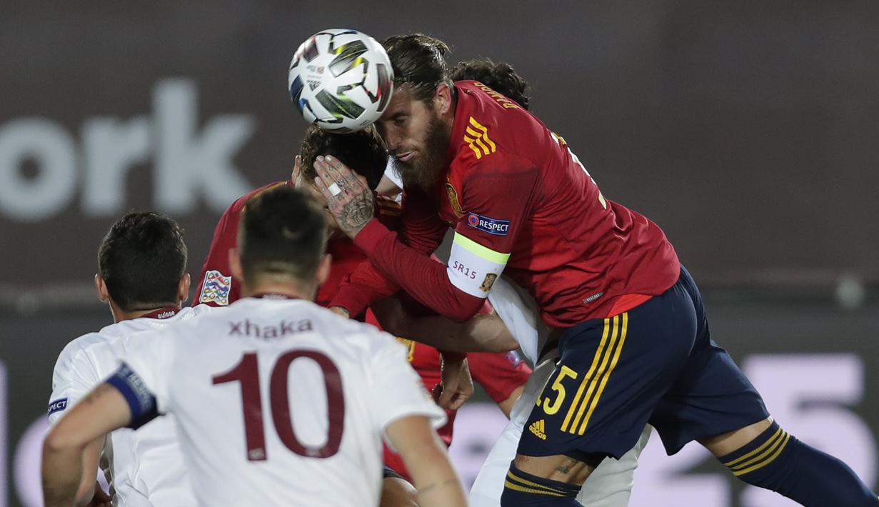 Bek Spanyol, Sergio Ramos menyundul bola saat bertanding melawan Swiss pada pertandingan  UEFA Nations League di Alfredo Di Stefano, Madrid, Spanyol (10/10/2020). Madrid menang tipis atas Swiss 1-0. (AP Photo/Manu Fernandez)