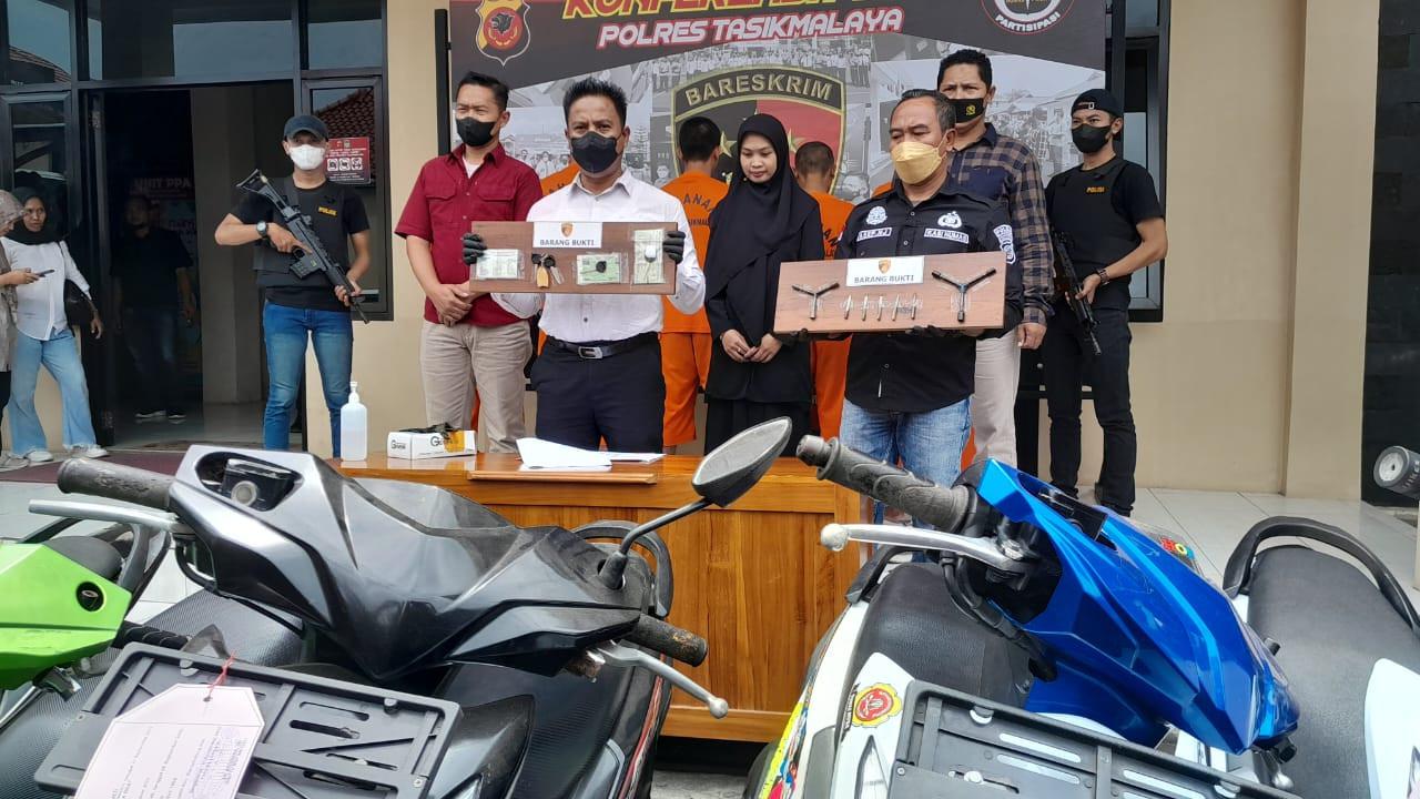 Kasat Reskrim Polres Tasikmalaya AKP Ari Rinaldo, menunjukan beberapa barang bukti curanmor dalam rilis kasus di Mapolres Tasikmalaya, Kamis (13/10/2022). (Liputan6.com/Jayadi Supriadin)