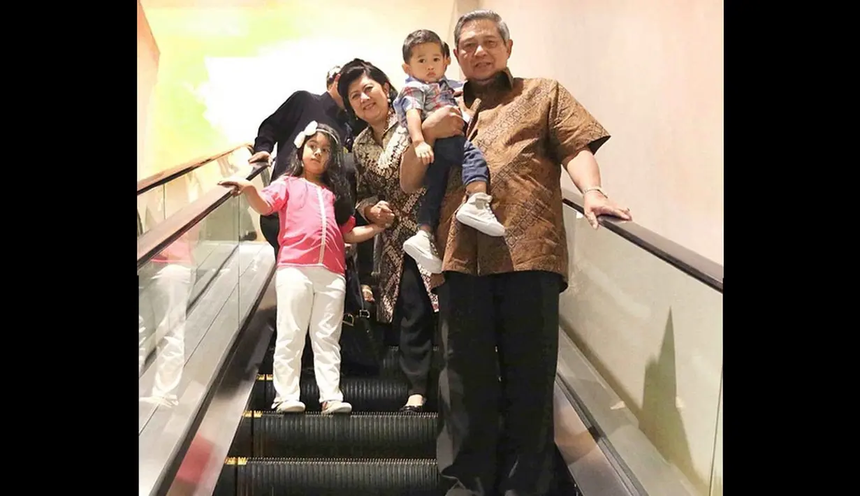 SBY dan Ibu Ani Yudhoyono tampak sedang menghabiskan waktu keluarganya bersama cucu-cucunya pada bulan Mei 2014 lalu (Istimewa/Instagram@aniyudhoyono)