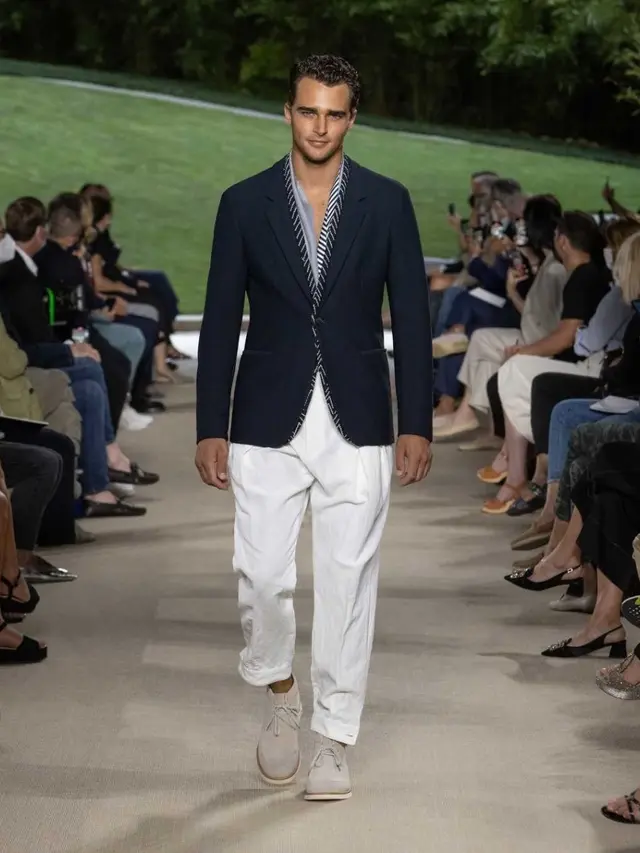 Armani Isyaratkan Suksesi Kerajaan Fesyennya di Pertunjukan Runway Langsung Perdana Selama Pandemi