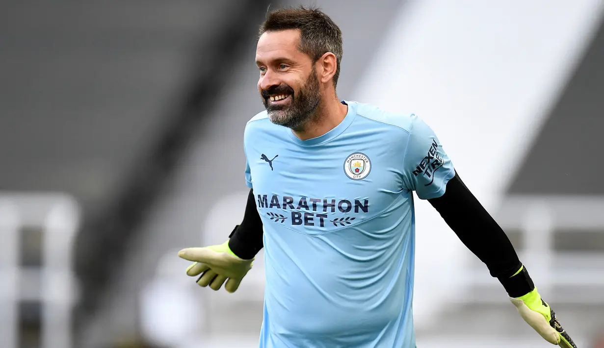 Scott Carson didatangkan Manchester City untuk mengisi slot kiper ketiga dari Derby County dengan status pinjaman selama satu musim pada 2019/2020 yang akhirnya diperpanjang di musim 2020/2021. (AFP/Peter Powell/Pool)