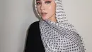 Margin Wieheerm mengenakan kafiyeh hitam-putih dengan soft makeup yang memesona. Ia menampilkan sedikit glossy di area mata, pipi, dan bibir. [Foto: Instagram/marginw]