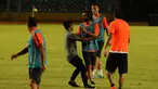 Salah satu suporter Juventus, nekat memasuki lapangan untuk memeluk Andrea Pirlo saat melakukan latihan di Stadion GBK, Jakarta, (5/8/2014). (Liputan6.com/Helmi Fithriansyah) 