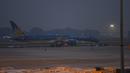 Pesawat Vietnam Airlines berisi belasan jenazah yang ditemukan tewas dalam truk kontainer di Inggris, tiba di bandara internasional Noi Bai, Hanoi, Rabu (27/11/2019). Begitu tiba di Vietnam, sebanyak 16 dari 39 jenazah dibawa ke kampung halaman mereka masing-masing dengan ambulans. (Nhac NGUYEN/AFP)