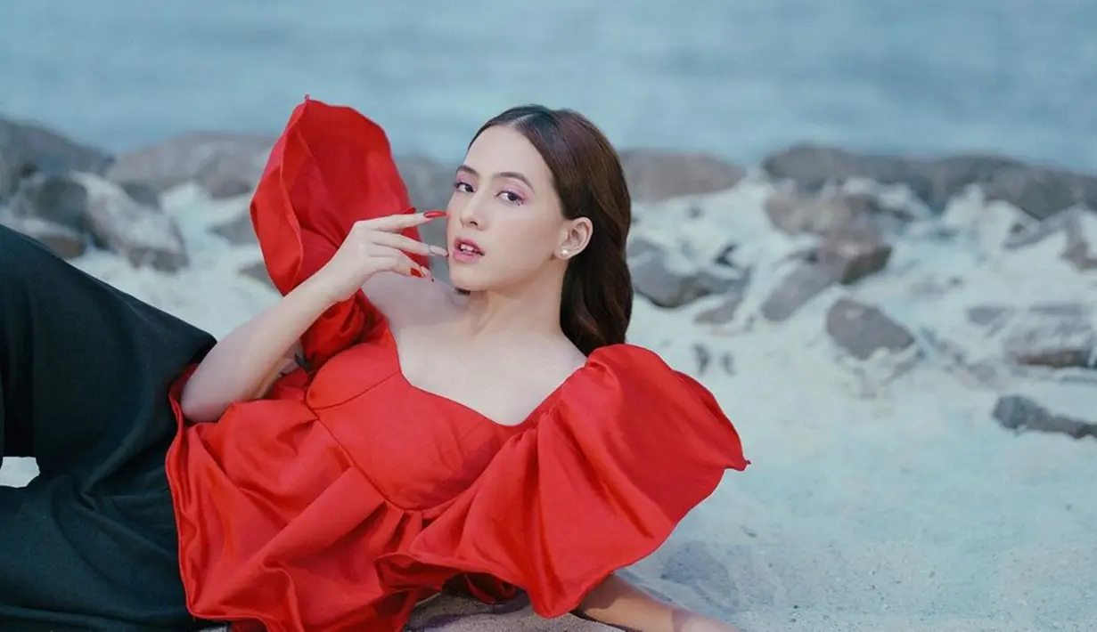 Bintang film KELUARGA CEMARA ini sering menjalani pemotretan bersama fotografer ternama Tanah Air. Kali ini ia berpose di pinggir pantai sambil mengenakan outfit dengan pilihan warna merah yang mencolok dan menawan.  (Liputan6.com/@zaraadhsty)