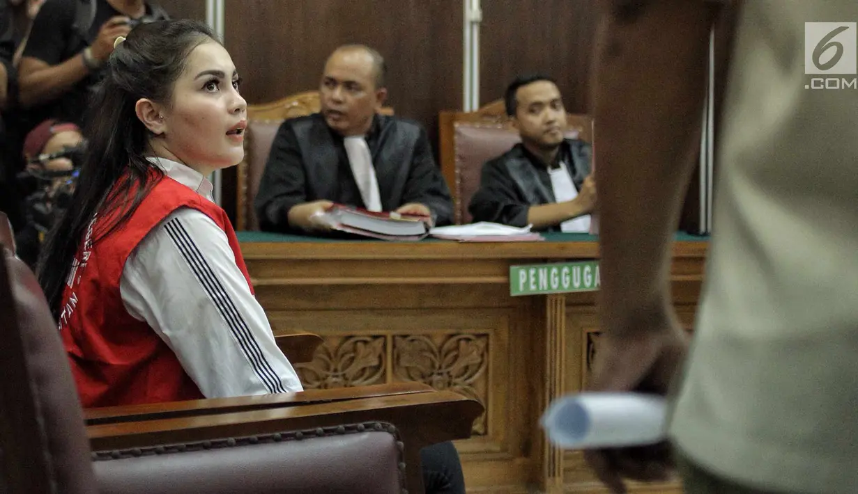 Jeniffer Dunn saat menjalani sidang lanjutan di PN Jakarta Selatan, Kamis (31/5). Sebelumnya, Jennifer dituntut 8 bulan penjara karena terbukti melanggar Pasal 127 ayat (1) huruf a UU Nomor 35 Tahun 2009 tentang Narkotika. (Liputan6.com/Faizal Fanani)