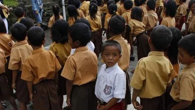 6 Momen Apes Murid Salah Pakai Seragam Saat Upacara, Harus Tahan Malu