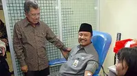 Ketua PMI Jusuf Kalla (kiri) mendampingi Wakil Gubernur Jatim, Saifullah Yusuf melakukan donor darah saat usai peresmian gerai Unit Donor Darah di Surabaya.(Antara)