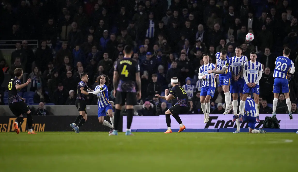 Tembok pertahanan Brighton memblokir tendangan bebas pemain Tottenham Harry Kane (kiri) selama pertandingan lanjutan Liga Inggris di stadion Falmer di Brighton, Inggris, Kamis (17/3/2022). Kemenangan ini tak mengubah posisi Tottenham Hotspur di tempat ketujuh klasemen Liga Inggris. (AP Photo/Matt Du