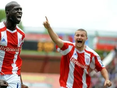 Stoke City's Mamady Sidibe celebrates after scoring the winning goal during the Premier league football match against Aston Villa at The Britannia Stadium, in Stoke-on-Trent, on August 23, 2008. AFP PHOTO/ANDREW YATES