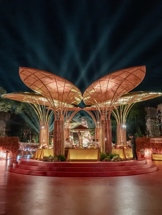 Area cocktail di Lotus Pond GWK dirancang menyerupai pasar tradisional Bali dengan berbagai aktivitas di setiap sudutnya. Instalasi berbentuk daun dari material anyaman menjadi salah satu focal point dekorasi.[@dikhadheansa]