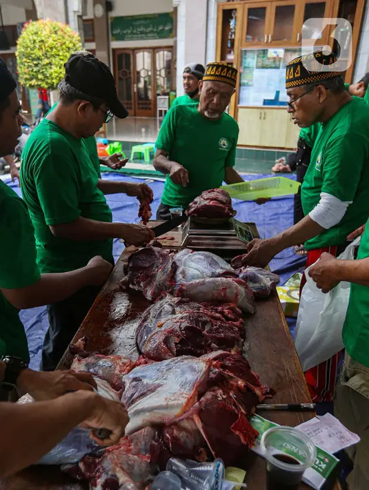 Daging hewan kurban akan dibagikan kepada warga yang berhak mendapatkannya. (Liputan6.com/Angga Yuniar)
