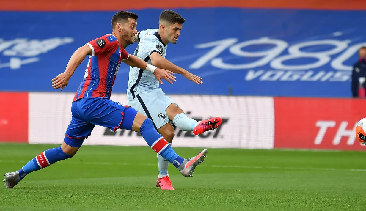 Gelandang Chelsea, Christian Pulisic (kanan)mencetak gol kedua untuk timnya ke gawang Crystal Palace dalam lanjutan Liga Inggris di Selhurst Park, Rabu (8/7/2020) dini hari WIB. Lewat pertarungan ketat, Chelsea berhasil menaklukkan Crystal Palace 3-2. (Justin Setterfield / POOL / AFP)