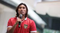 Legenda Timnas Indonesia, Budi Sudarsono memberikan pernyataan saat Trophy Tour Piala AFF 2022 yang berlangsung di Lippo Mall Puri, Jakarta Barat, Sabtu (26/11/2022). (Bola.com/Bagaskara Lazuardi)