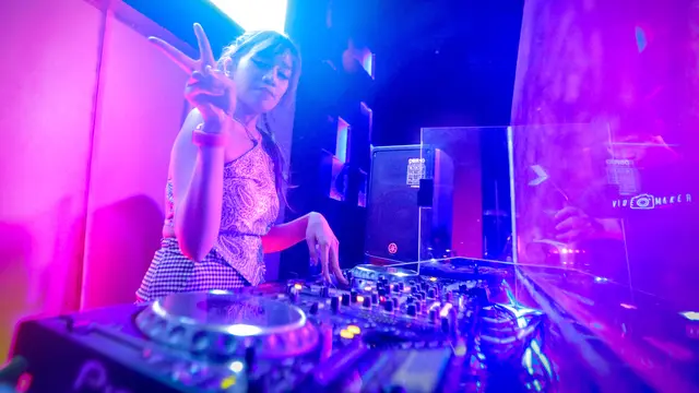 DJ Anna Afni tampil di tempat hiburan di Hotel Grand Asia, Jakarta Utara