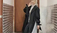 Hadirkan gaya seru dengan paduan outer yang menggemaskan. Jaket parka dengan sentuhan material seru bisa menambah gaya jadi lebih stylish. [Instagram/ Nesya Nabila]