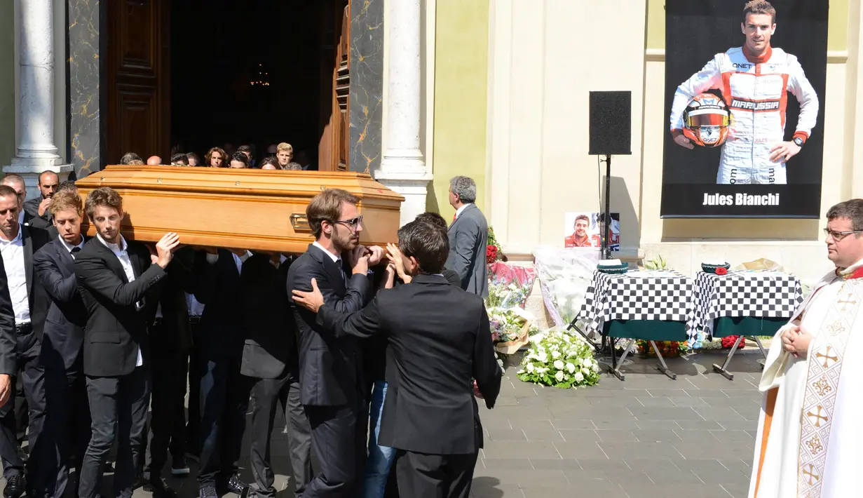 Pembalap Jean-Eric Vergne (depan dan Romain Grosjean (ketiga kiri) mengangkat peti jenazah Jules Bianchi saat acara pemakaman pembalap asal Prancis tersebut di Reparate Katedral Sainte, Nice, Selasa (21/7/2015). (REUTERS/Jean-Pierre Amet)