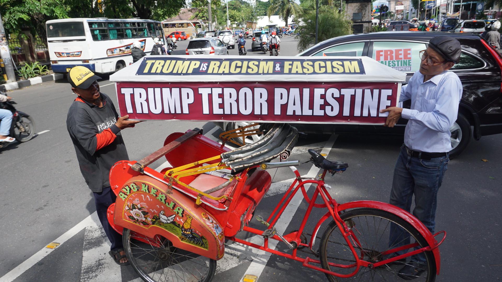 Setelah melakukan aksi demo, peti jenazah dikirimkan ke Kedutaan Besar Amerika Serikat di Jakarta, Sabtu (9/12).(Liputan6.com/Fajar Abrori)