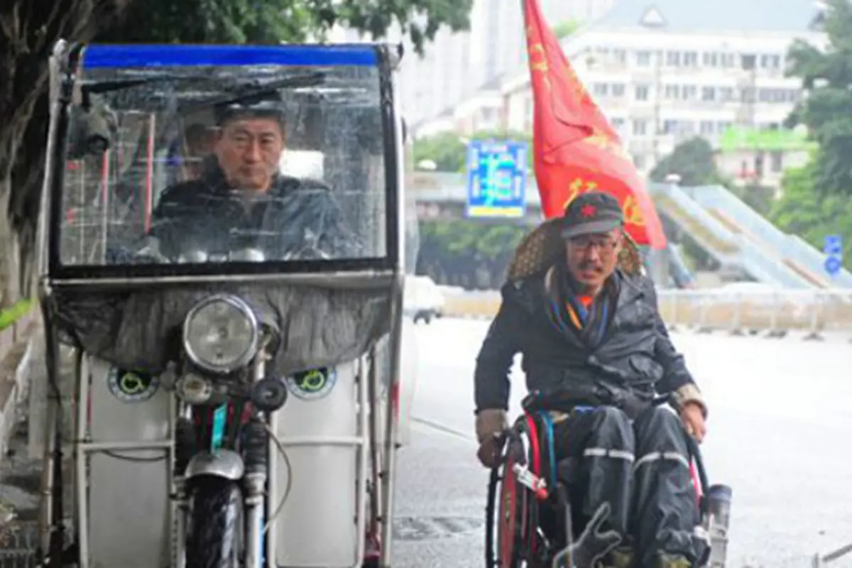 Pantang Menyerah, Pria Ini Pakai Kursi Roda Keliling China