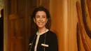 Fernanda Torres, aktris asal Brasil ini tampil memukau dengan jumper hitam ecru berhiaskan kancing perhiasan dan rok panjang lipit dalam warna senada dari koleksi Metiers d’Art 2024/25. Gaya klasiknya semakin sempurna dengan tas, sepatu, dan aksesori dari CHANEL.  [Dok/CHANEL].