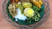 Sepiring nasi campur Bali dengan sate lilit. (Liputan6.com/Wikimedia Commons/Gunawan Kartapranata)