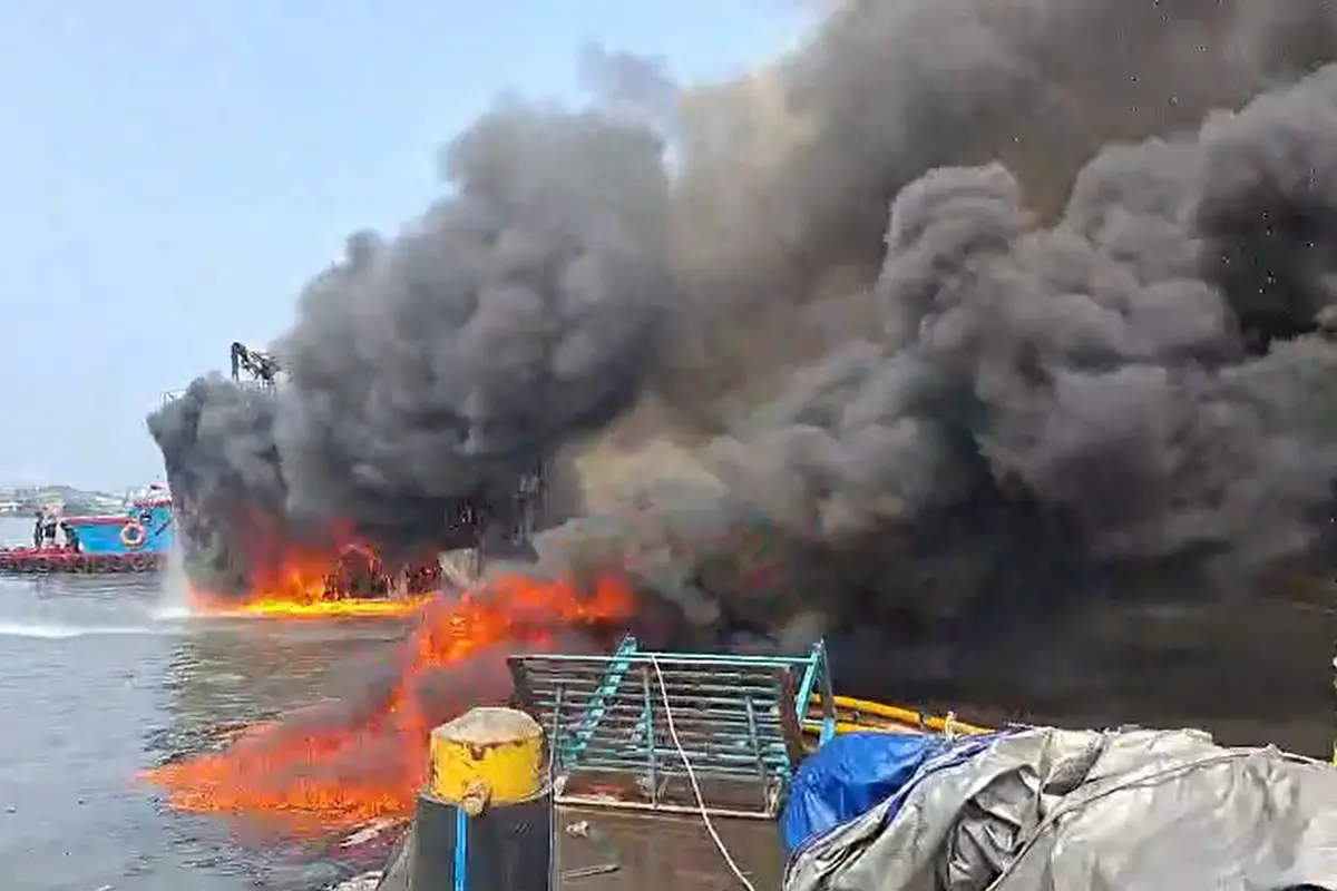 2 Unit Kapal Kebakaran di Pelabuhan Muara Baru Jakarta Utara