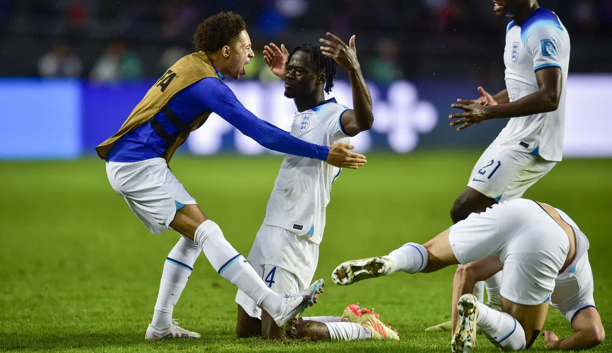 Pemain Inggris U-20, Darko Gyabi melakukan selebrasi bersama rekannya setelah mencetak gol ketiga ke gawang Uruguay U-20 pada pada lanjutan Grup E Piala Dunia U-20 2023 di Estadio Ciudad de La Plata, Argentina, Jumat (26/05/2023) WIB. Laga dimenangkan oleh Inggris dengan skor 3-2. (AP Photo/Gustavo Garello)