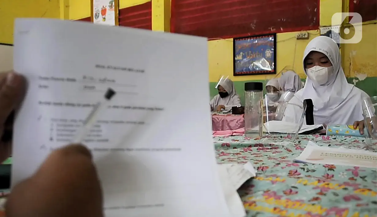 Murid mengikuti pembelajaran tatap muka (PTM) terbatas di SDN Pisangan Baru 05 Pagi, Jakarta, Senin (8/11/2021). Pihak sekolah diwajibkan untuk disiplin menerapkan protokol kesehatan saat kegiatan belajar dan membatasi 50 persen jumlah murid. (merdeka com/Iqbal S. Nugroho)