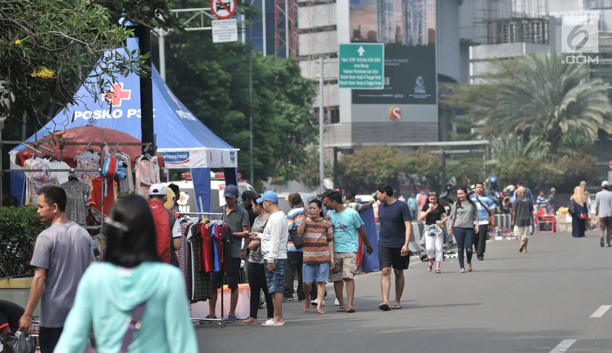 Aktivitas pengunjung Hari Bebas Kendaraan Bermotor atau car free day (CFD) di Bundaran HI, Jakarta, Minggu (20/5). selama bulan Ramadan, jumlah pengunjung CFD di kawasan MH Thamrin dan sekitarnya menurun dra. (Merdeka.com/Iqbal S Nugroho)