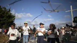 Anak-anak menerbangkan layang-layang dalam acara peringatan 400 tahun permukiman kumuh Petare di Caracas, Venezuela (17/2/2021). Kota ini didirikan pada 1621 dengan nama San Jose de Guanarito. (AP Photo/Ariana Cubillos)