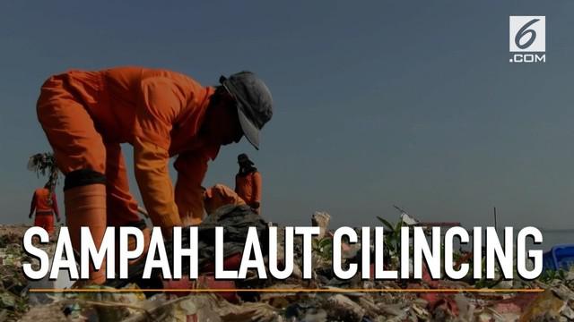 Petugas Suku Dinas Lingkungan Hidup Kepulauan Seribu terus berupaya membersihkan laut Ciliwung yang dipenuhi sampah