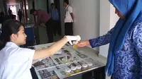 Para Hakim dan seluruh pegawai Pengadilan Negeri Kota Gorontalo melakukan tes urin. Foto: (Andri Arnlod/Liputan6.com)