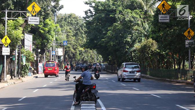 Pengendara sepeda motor hendak putar balik dan melawan arus di kawasan Jagakarsa, Jakarta, Minggu (6/1). Jauhnya akses putar balik menyebabkan para pemotor nekat melawan arah, meskipun membahayakan keselamatan. (Liputan6.com/Immanuel Antonius)