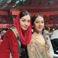 Tampil anggun dengan gaya kerudung khas, Novita Hardini istri bupati Trenggalek curi perhatian. [Foto: Instagram/ Novitamochamad]