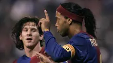 Lionel Messi (kiri) dan Ronaldinho (kanan) saat masih sama-sama bermain di Barcelona. (AFP/Miguel Riopa)