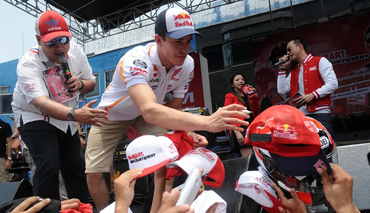 Puluhan penggemar Marc Marquez berusaha mendapatkan torehan tanda tangan dari Juara Dunia MotoGP 2013 dan 2014 saat berlangsungnya acara Meet & Greet di Sirkuit Sentul, Bogor, (21/10/2014). (Liputan6.com/Helmi Fithriansyah)