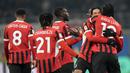 Pemain AC Milan, Tijjani Reijnders (kedua kanan) memeluk Rafael Leao (kanan) saat merayakan golnya ke gawang Sassuolo pada laga lanjutan Liga Italia 2024/2025 yang berlangsung di San Siro, Milan, Italia, Rabu (04/12/2024) dini hari WIB. (AP Photo/Luca Bruno)