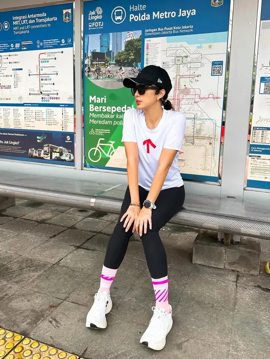 Bahkan, banyak yang memuji masih seperti anak SMA yang baru lulus hingga seperti artis Korea. "Kaya Anak SMA baru Lulusan ini mah," tulis yans.cendanalove29. "song hye kyo versi indo," tulis ussyagustin. [Instagram/ussypratama]