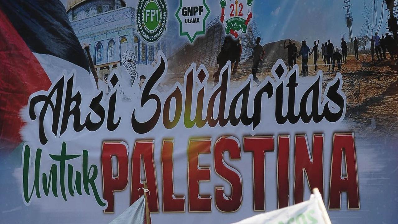 FOTO: Aksi Ribuan Massa FPI Serukan Kemerdekaan untuk Palestina di Kedubes AS