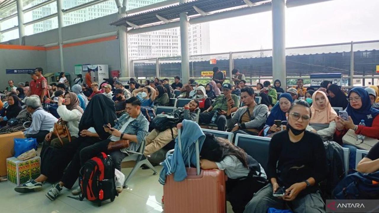 Cerita Penumpang Kereta Tunjuan Banyuwangi Terlambat 4 Jam Imbas Kecelakaan Kereta di Bekasi