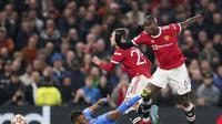 Gelandang Manchester United, Paul Pogba berusaha melewati bek Atletico Madrid, Renan Lodi pada pertandingan leg kedua babak 16 besar Liga Champions di Old Trafford, Inggris, Rabu (16/3/2022). Atletico Madrid menang atas MU 1-0. (AP Photo/Dave Thompson)