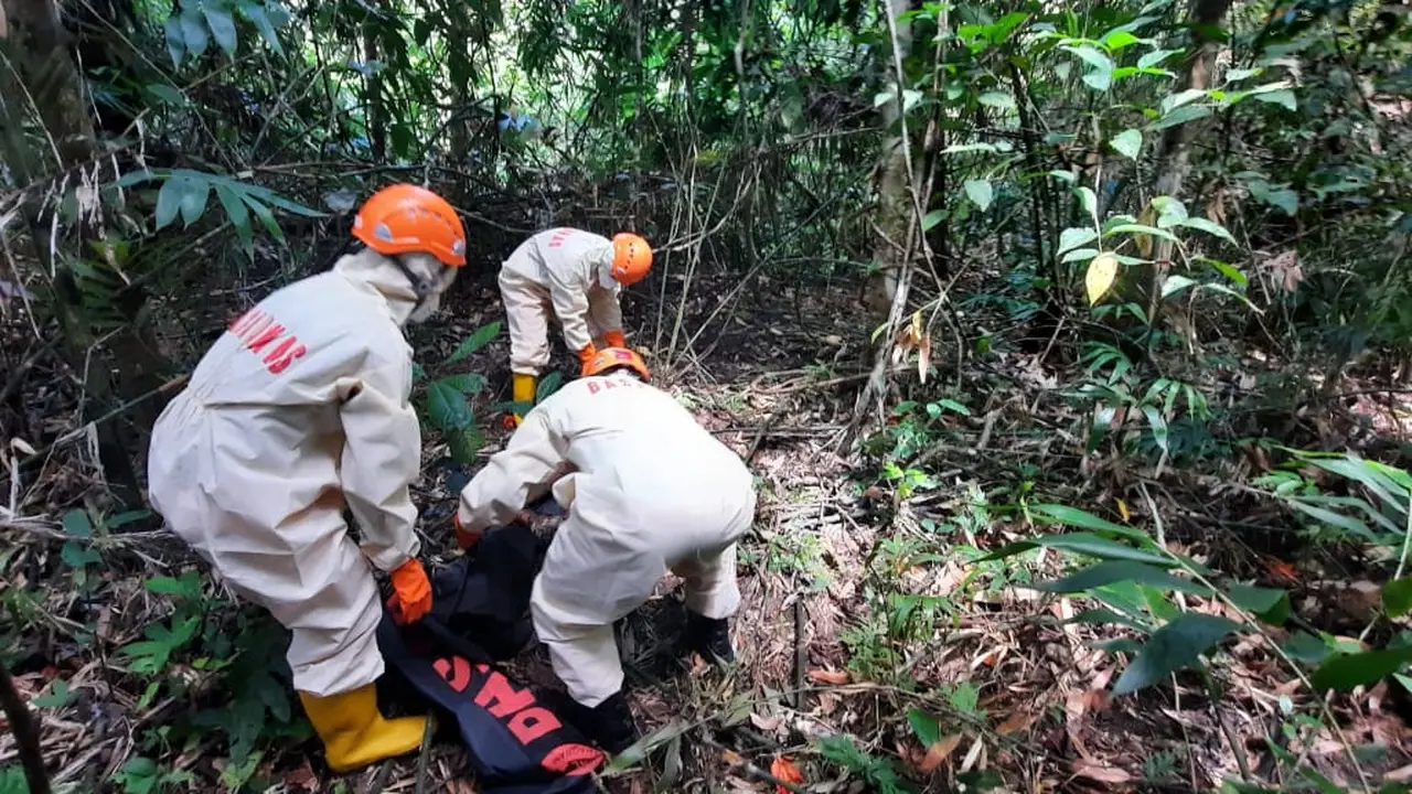 Sinaga mengatakan, dalam proses evakuasi itu timnya mengikuti protokol Covid-19 dengan mengenakan APD lengkap.
