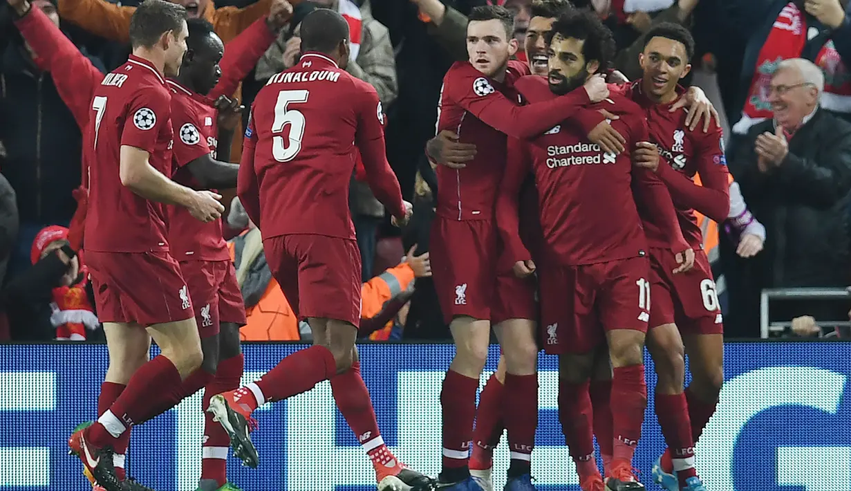 Para pemain Liverpool merayakan gol yang dicetak Mohamed Salah ke gawang Napoli pada laga Liga Champions di Stadion Anfield, Liverpool, Selasa (11/12). Liverpool menang 1-0 atas Napoli. (AFP/Paul Ellis)