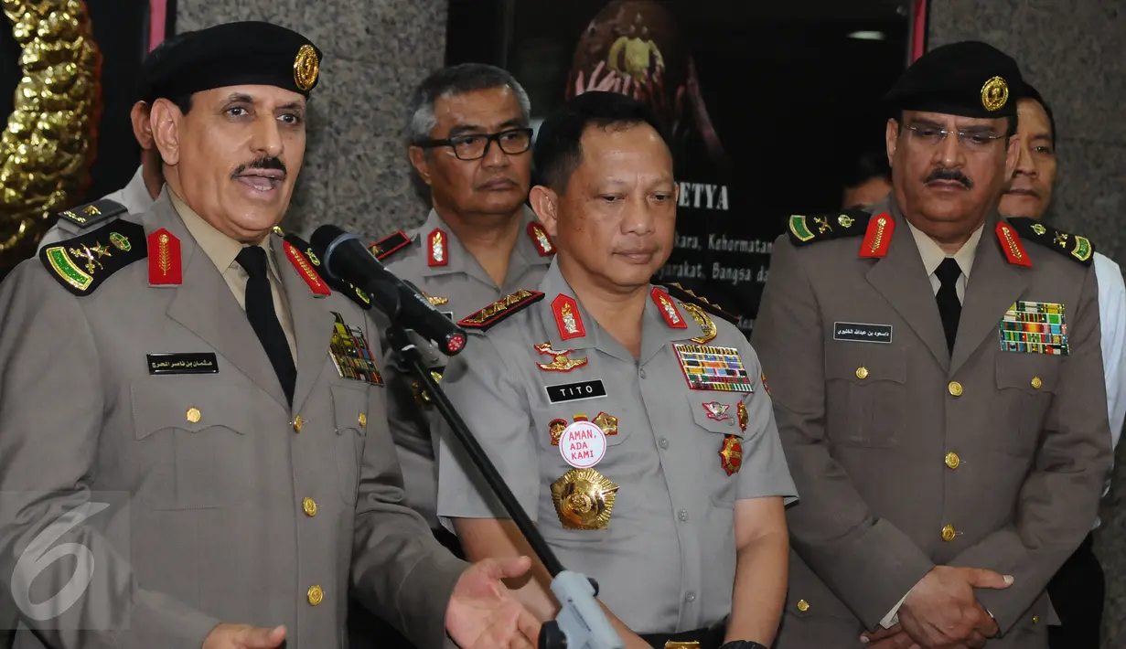Kepala Kepolisian Arab Saudi General Othman bin Nasser Al Mehrej memberi keterangan usai menemui Kapolri Jenderal Pol Tito Karnavian di Jakarta, Selasa (18/4). Pertemuan untuk menindaklanjuti nota kesepahaman. (Liputan6.com/Helmi Fithriansyah)