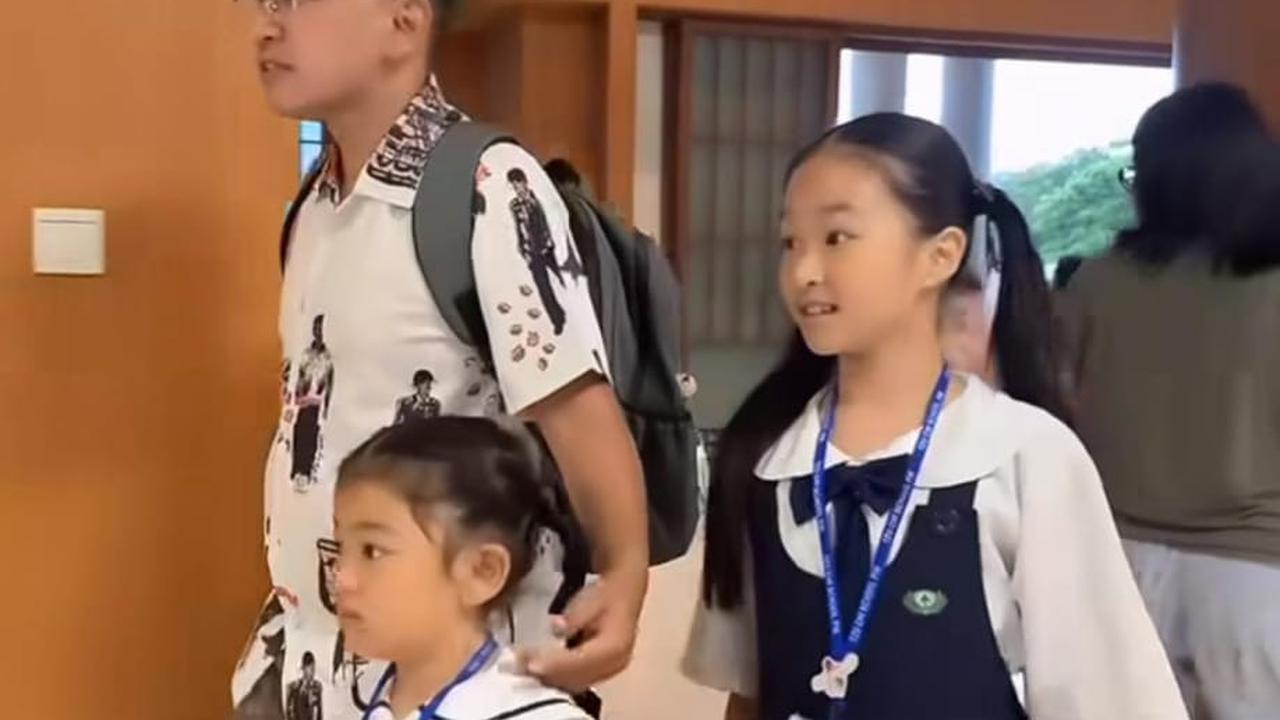 Potret Ruben Onsu Semangat Antar Thalia dan Thania Sekolah