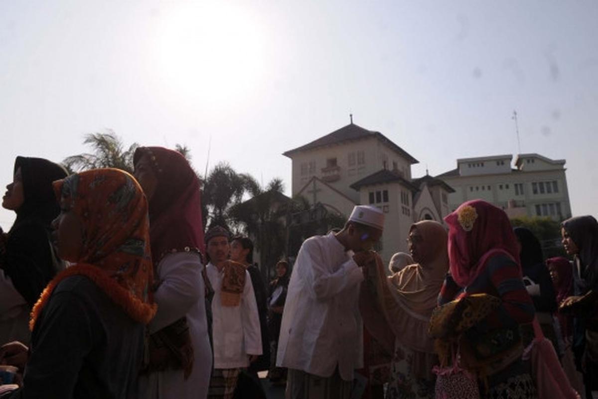 Ribuan warga Jatinegara gelar salat Idul Adha di jalan raya