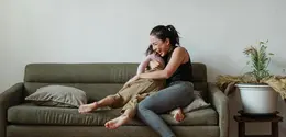 Jeda ini membantu orang tua mengambil waktu sejenak untuk memahami kebutuhan anak (sekaligus kebutuhan diri sendiri), sebelum menentukan respons yang lebih tepat. (Sumber: Pexels).
