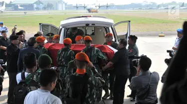 Jenazah mantan Kepala Staf Angkatan Darat Jenderal TNI (Purn) George Toisutta saat tiba di Lanud Halim Perdanakusuma, Jakarta, Rabu (12/6/2019). Jenazah George Toisutta diberangkatan dari Lanud Halim Perdanakusuma menggunakan pesawat Hercules menuju Makassar. (merdeka.com/Iqbal S. Nugroho)